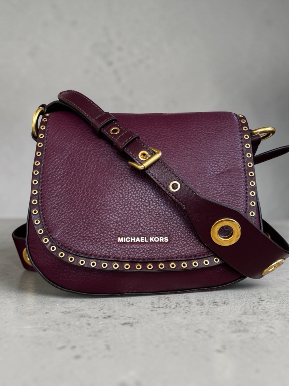 MICHAEL MICHAEL KORS Brooklyn
Medium Leather Saddle Bag in Burgundy